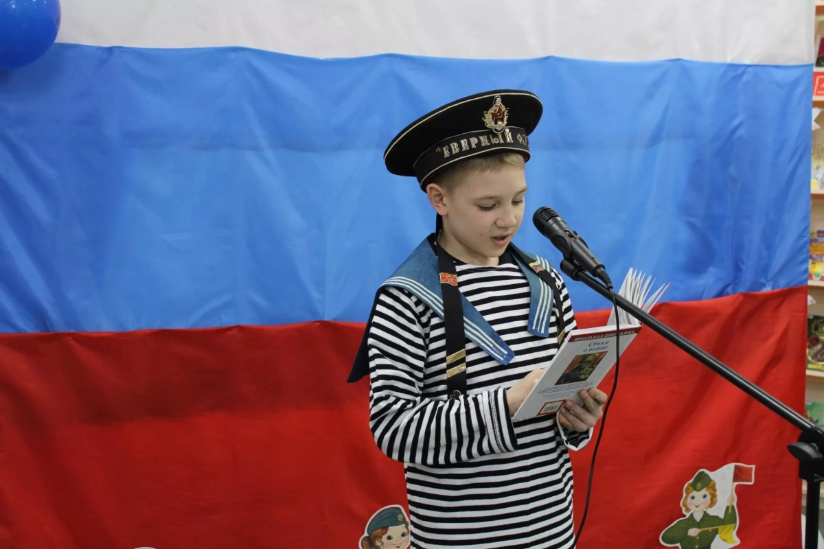 «Три символа на фоне истории»