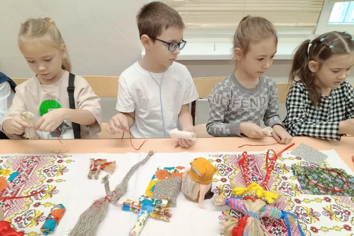 Тематическая экскурсия с элементами практического занятия «Кукла «Многоручка»