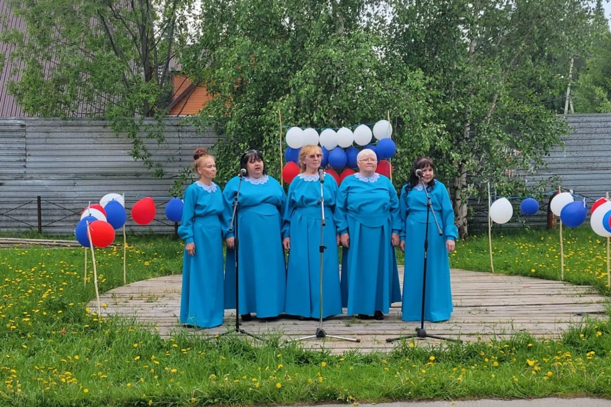 « А в сердце молодость поет»