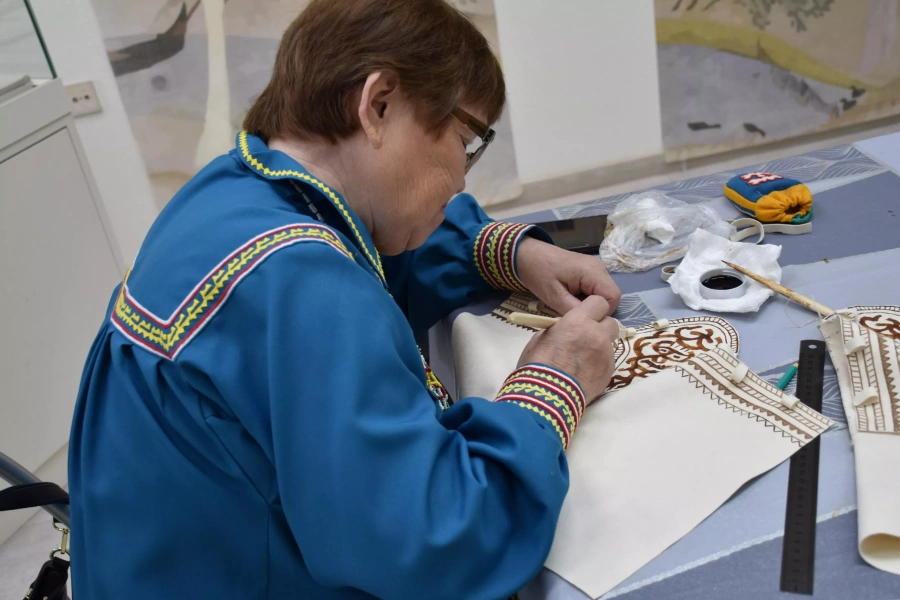 Программа «Роспись по оленьей коже–ровдуге природной краской»