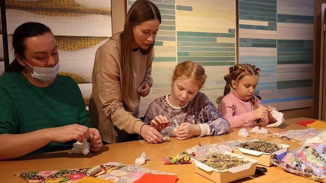 Тематическая экскурсия с элементами практического занятия «Кубышка-травница»