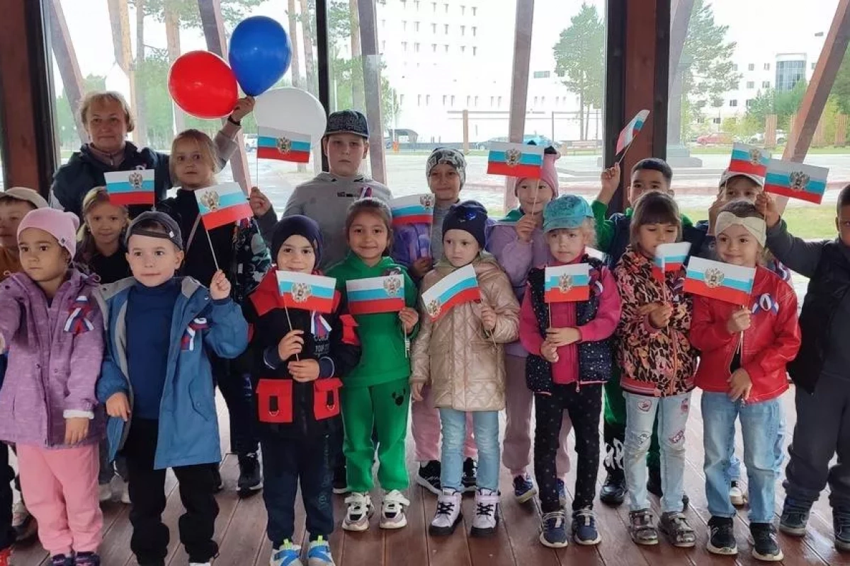 Познавательная программа «Три цвета праздника»