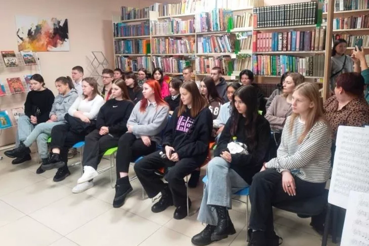 Литературный час «На фронтовых перекрестках Константина Симонова»