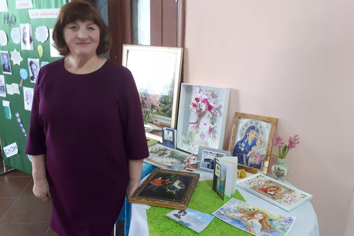 Книжная выставка-комплимент «Великие мамы, которые оставили свой след в истории»