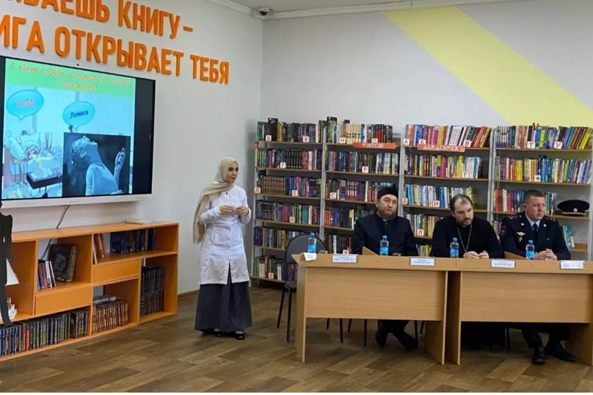 Круглый стол «Темнота тоже распространяется со скоростью света»