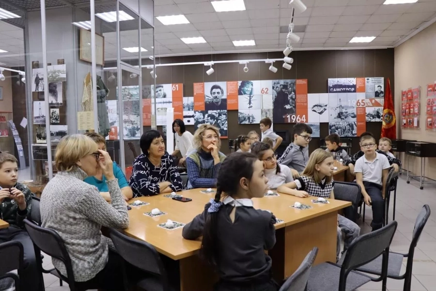 Тематическая экскурсия с элементами практического занятия «Кукла «День-Ночь»