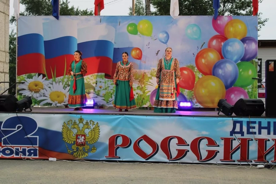 Праздничная программа «С любовью и верой в Россию»
