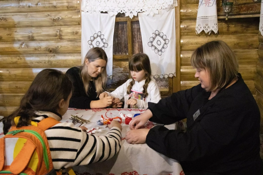 Тематическая экскурсия с элементами практического занятия «Кукла «Многоручка»