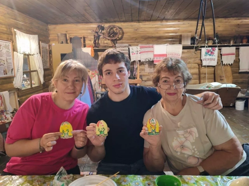 Тематическая экскурсия с элементами практического занятия «Народные мотивы»