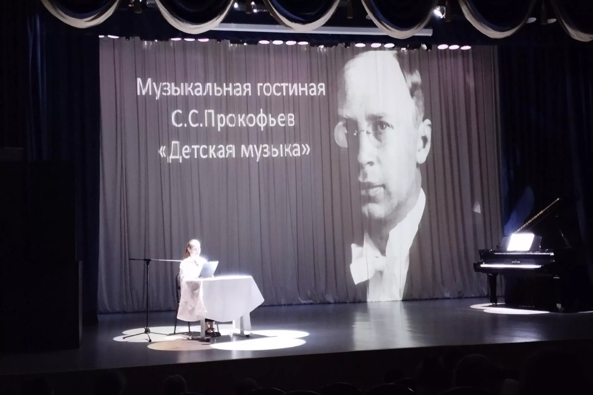 Музыкальная гостиная «От улыбки станет всем светлей» к 100-летию дня рождения В.И.Шаинского
