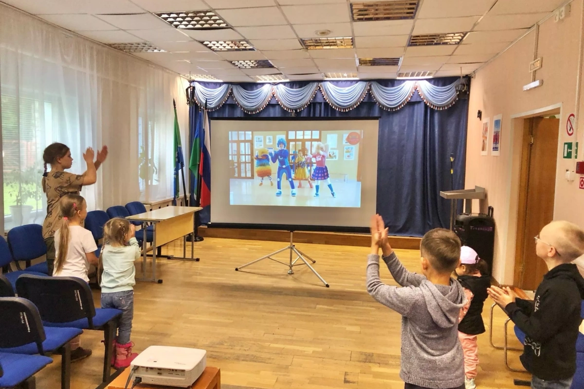 Музыкально-развлекательная программа «Улыбка в каждой песенке »
