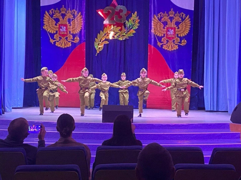 «23 февраля–поздравлять мужчин пора!»